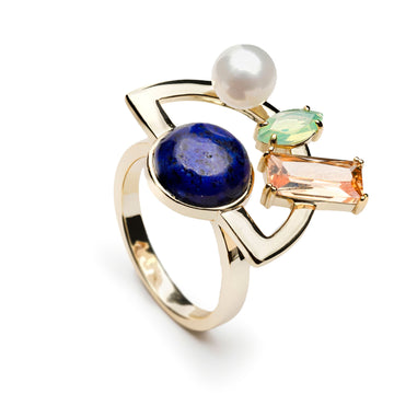 anillo dorado con piedras multicolores y perla