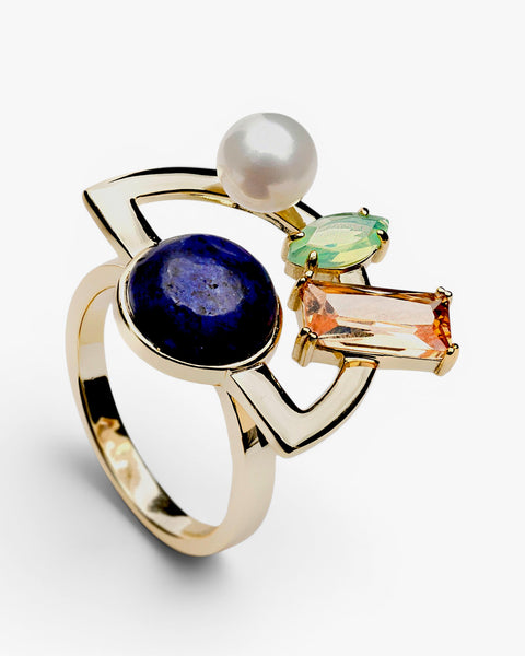 anillo dorado con piedras multicolores y perla