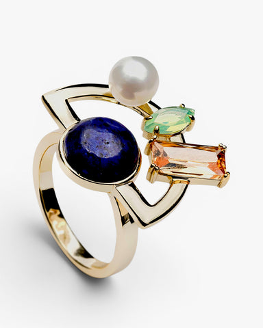 anillo dorado con piedras multicolores y perla