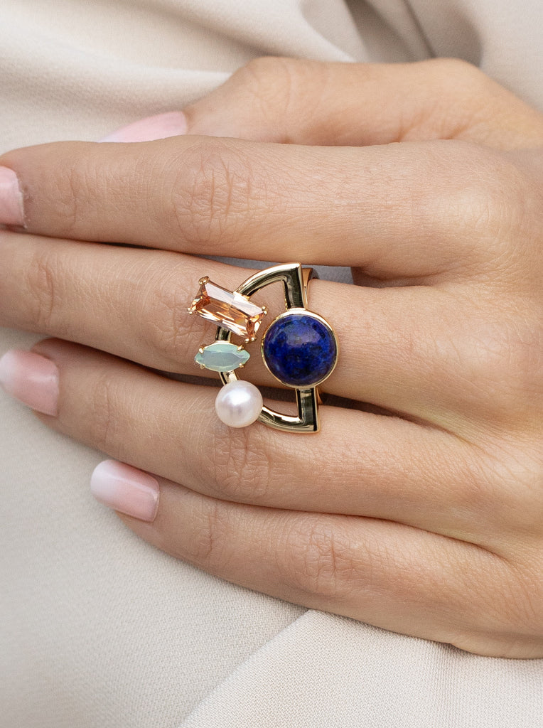 anillo dorado con piedras multicolores y perla