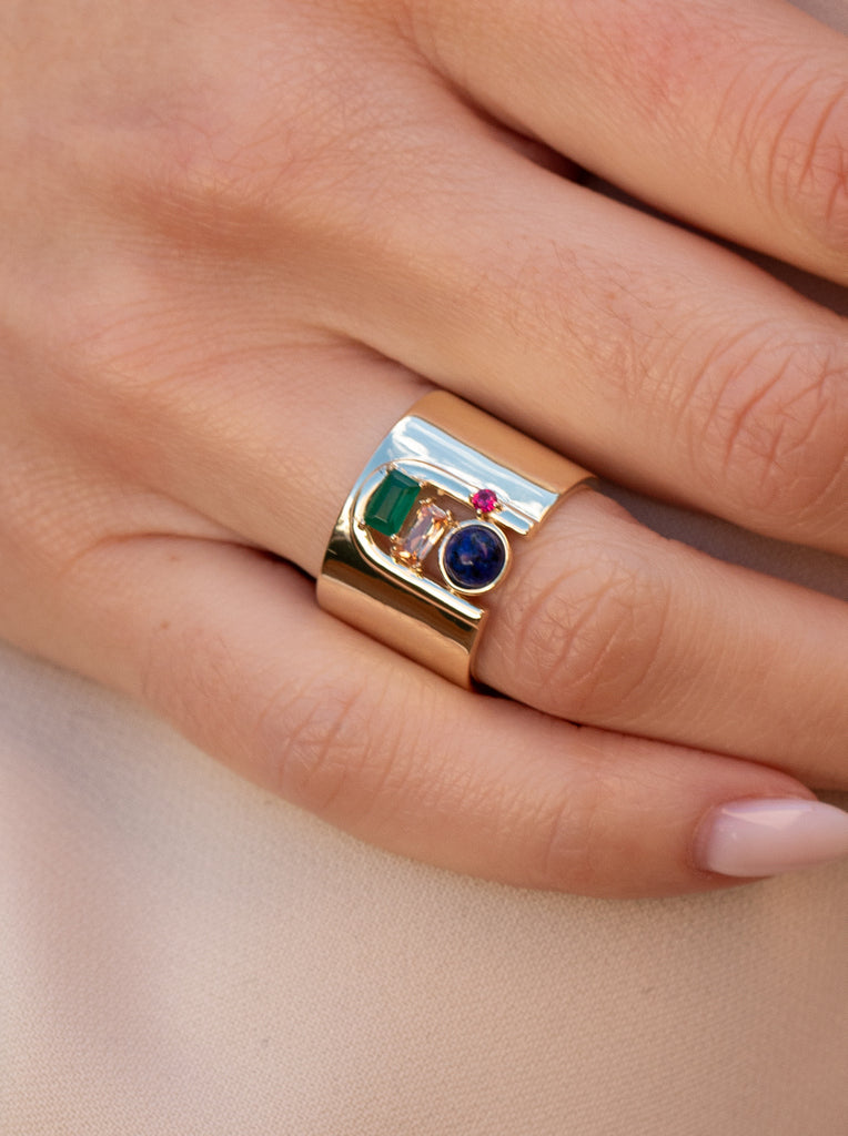 Anillo de diseño ancho estilo vanguardista con gemas