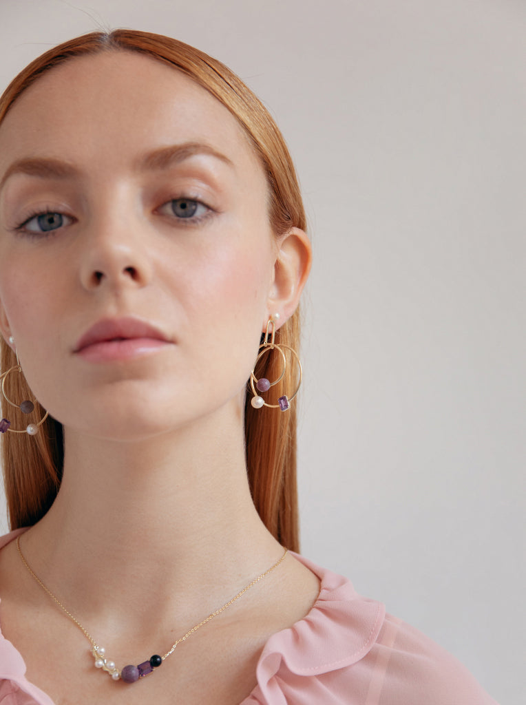 Collares con piedras en tonos morado y negro