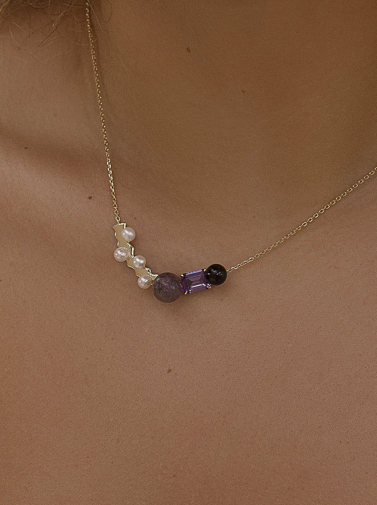 Collares con piedras en tonos morado y negro