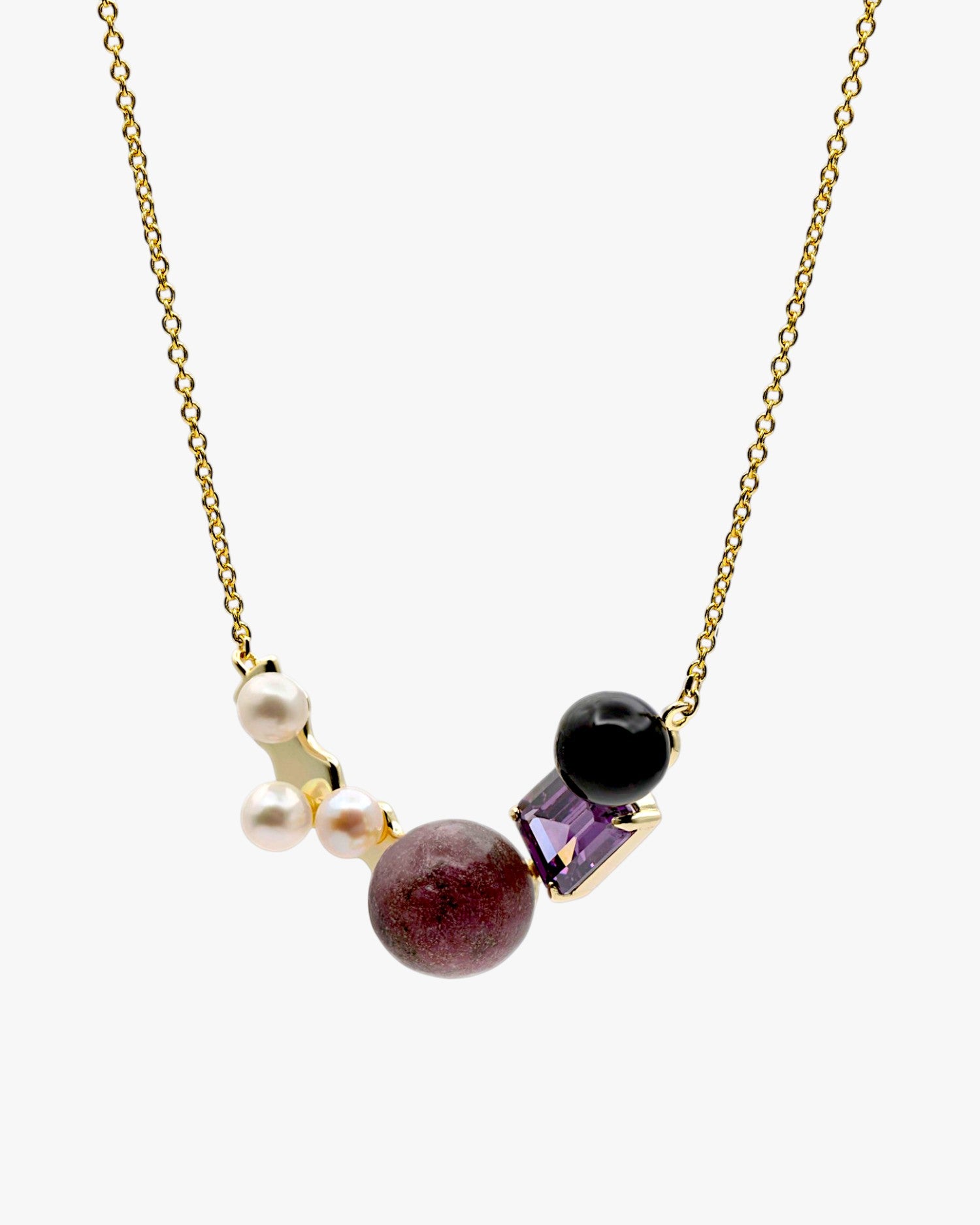 Collares con piedras en tonos morado y negro