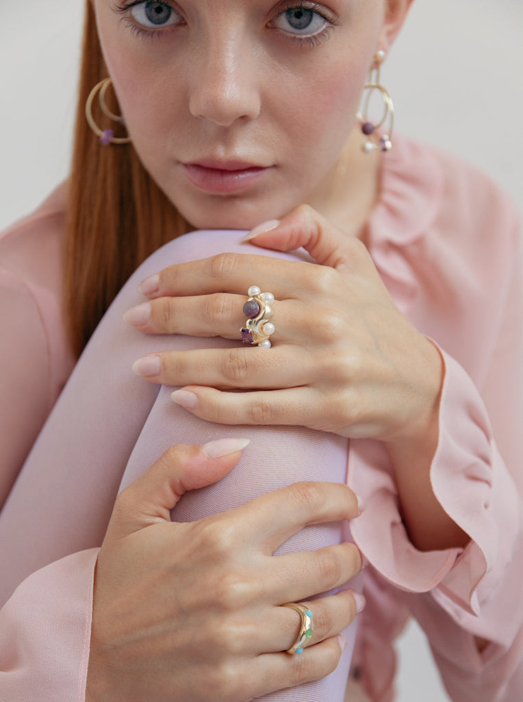 Anillos de diseño con piedras en tonos morados