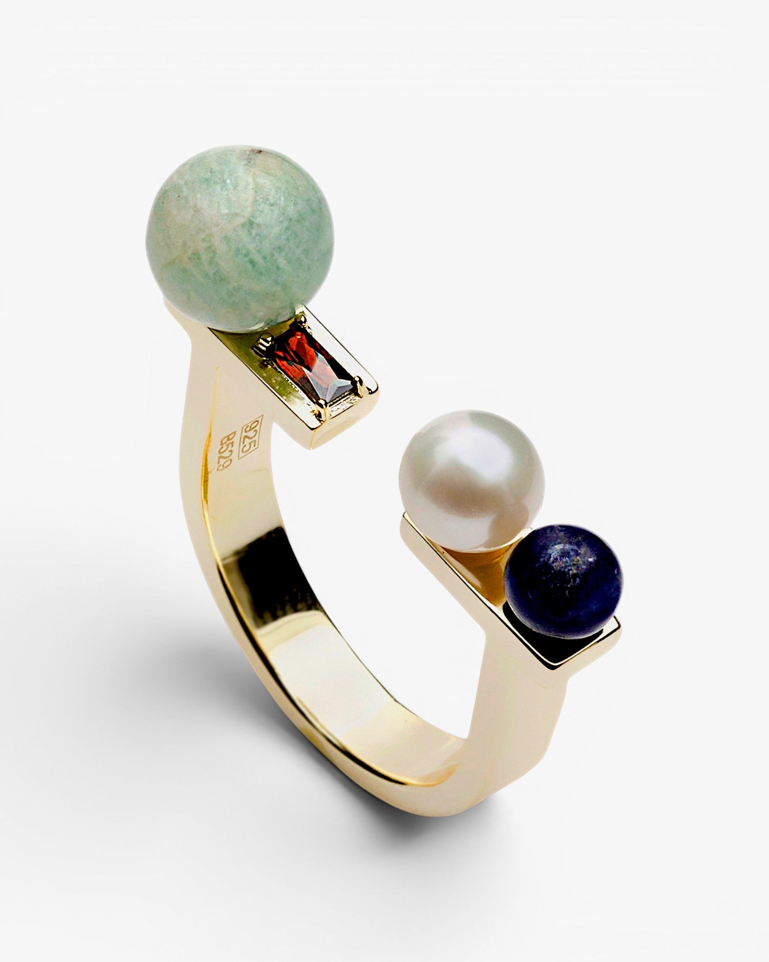 Anillos de diseño con estructura abierta y piedras