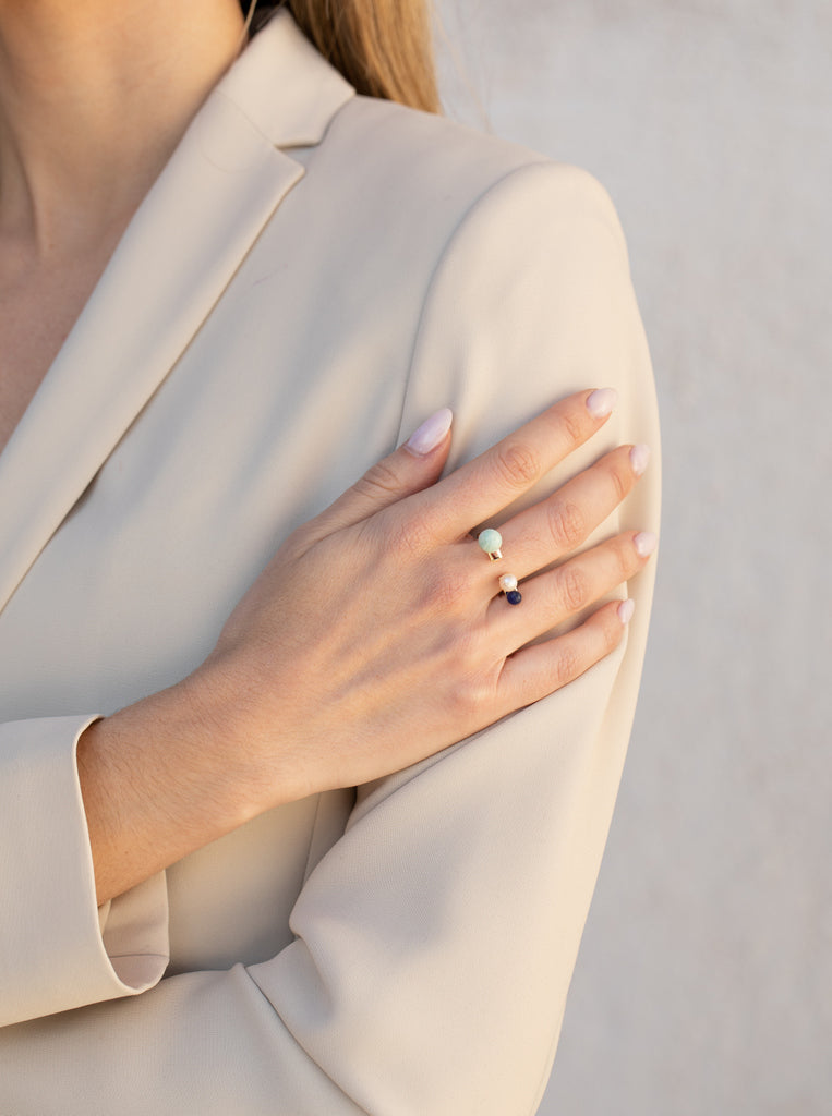 Anillos de diseño con estructura abierta y piedras