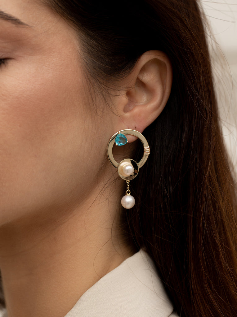 Pendientes originales de plata con un diseño circular con perlas