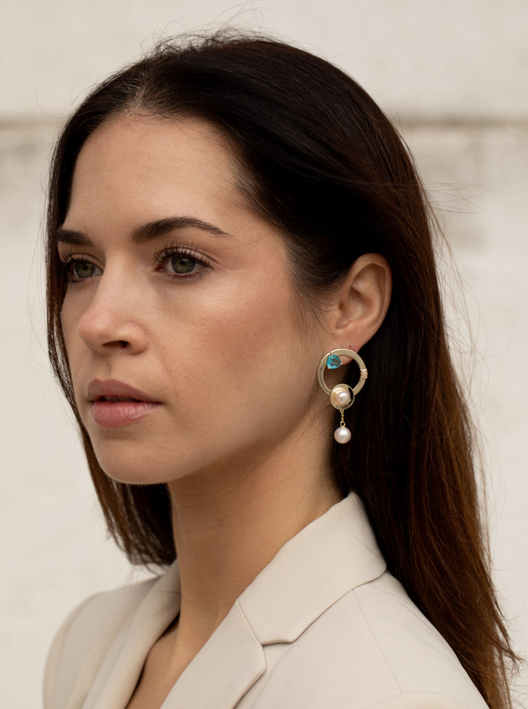 Pendientes originales de plata con un diseño circular con perlas