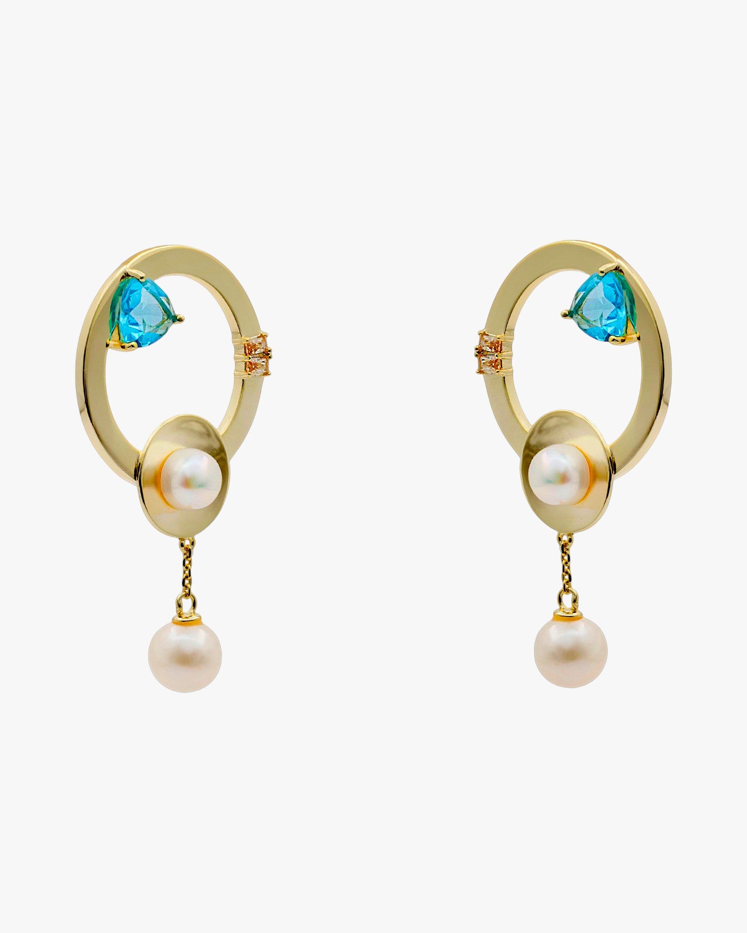 Pendientes originales de plata con un diseño circular con perlas