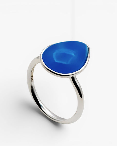 Bague en argent ornée d'une pierre bleue en forme de larme