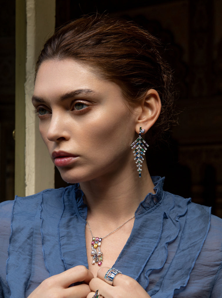 Pendientes largos con piedras de colores estilo hoja