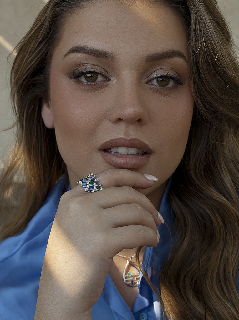 Bagues en argent ornées de pierres aux couleurs éclatantes