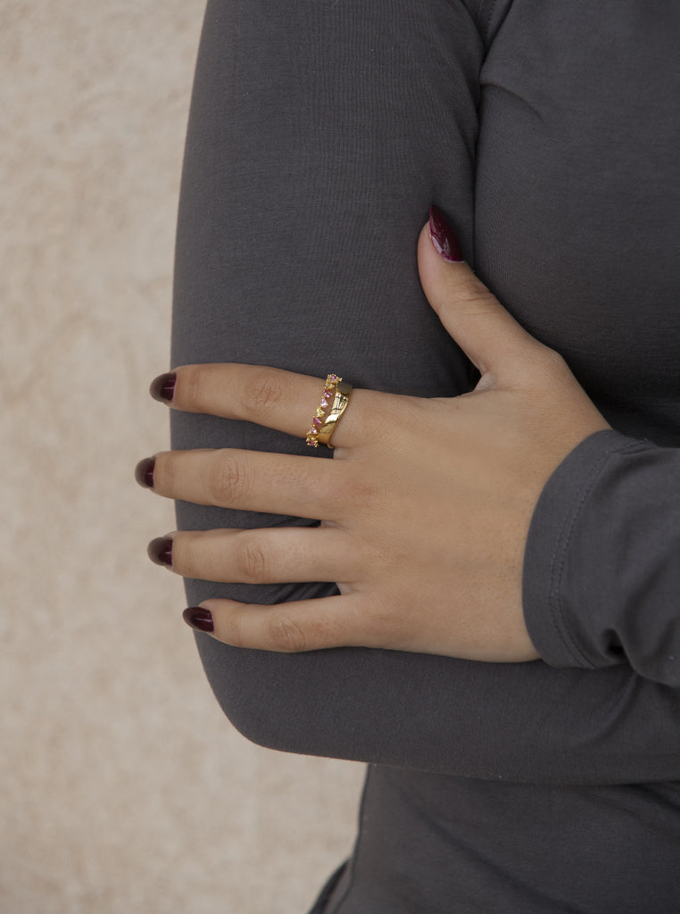 Anillos con piedras tono rosa diseño entrelazado