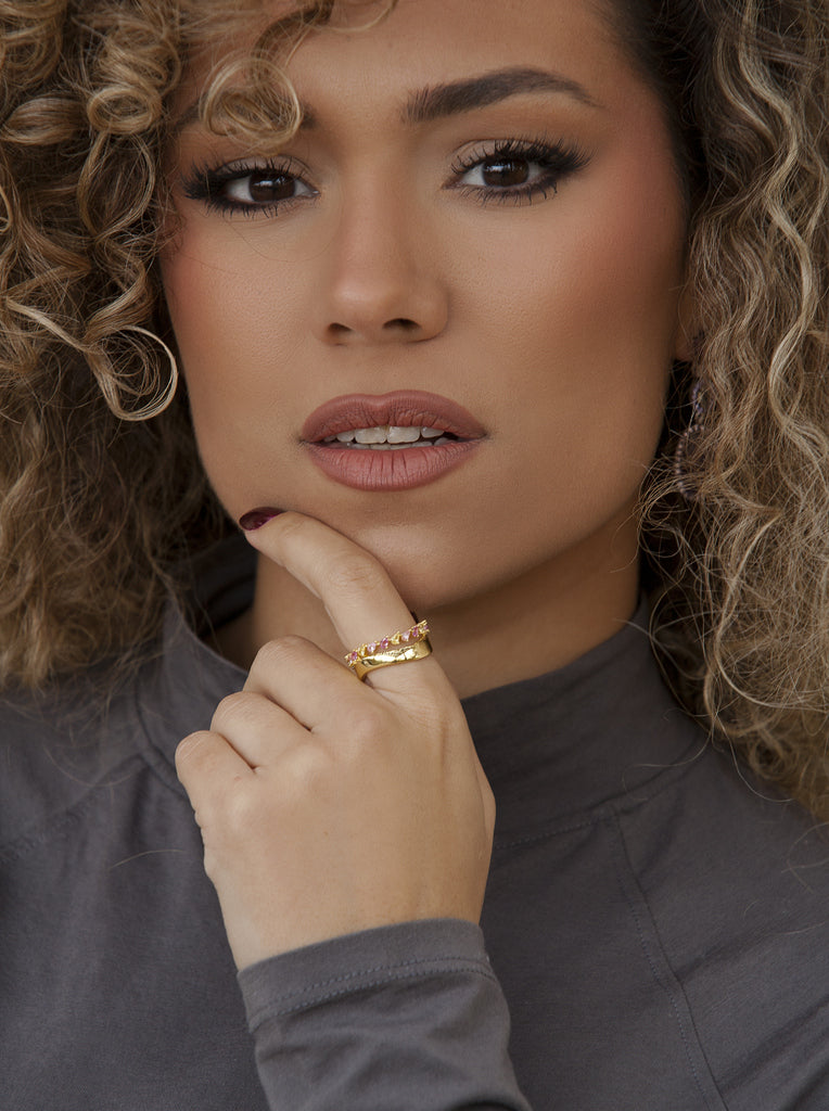 Anillos con piedras tono rosa diseño entrelazado