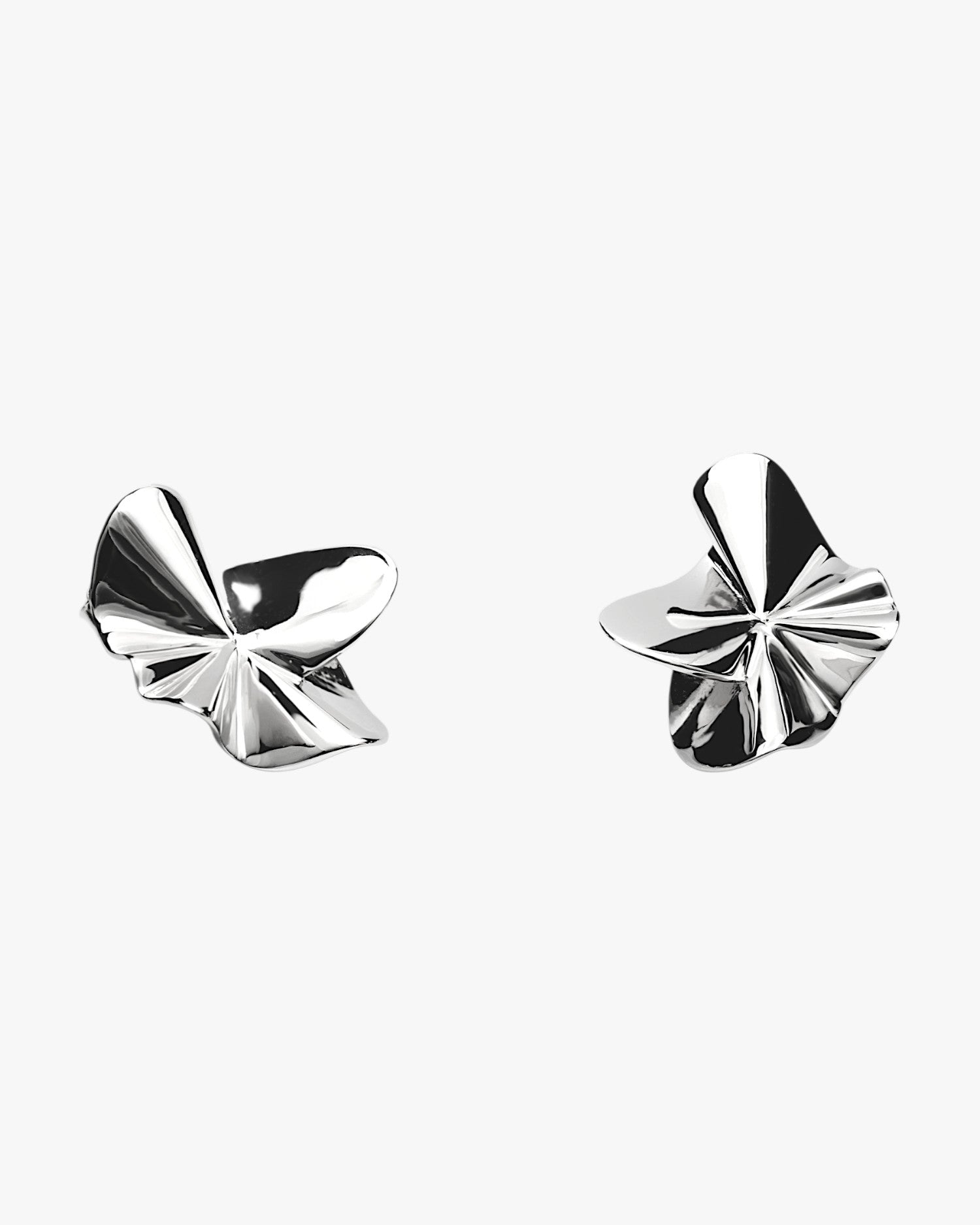 Original earrings with a wavy petal design