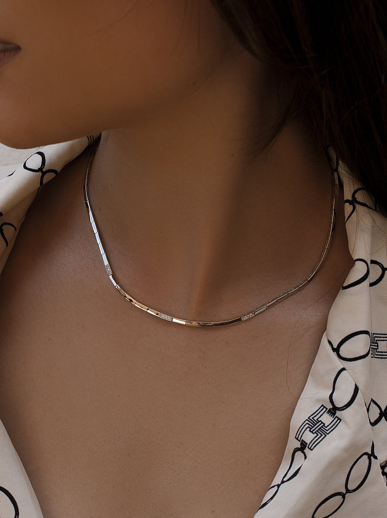 Collar corto de plata diseño semi rígido y circonitas