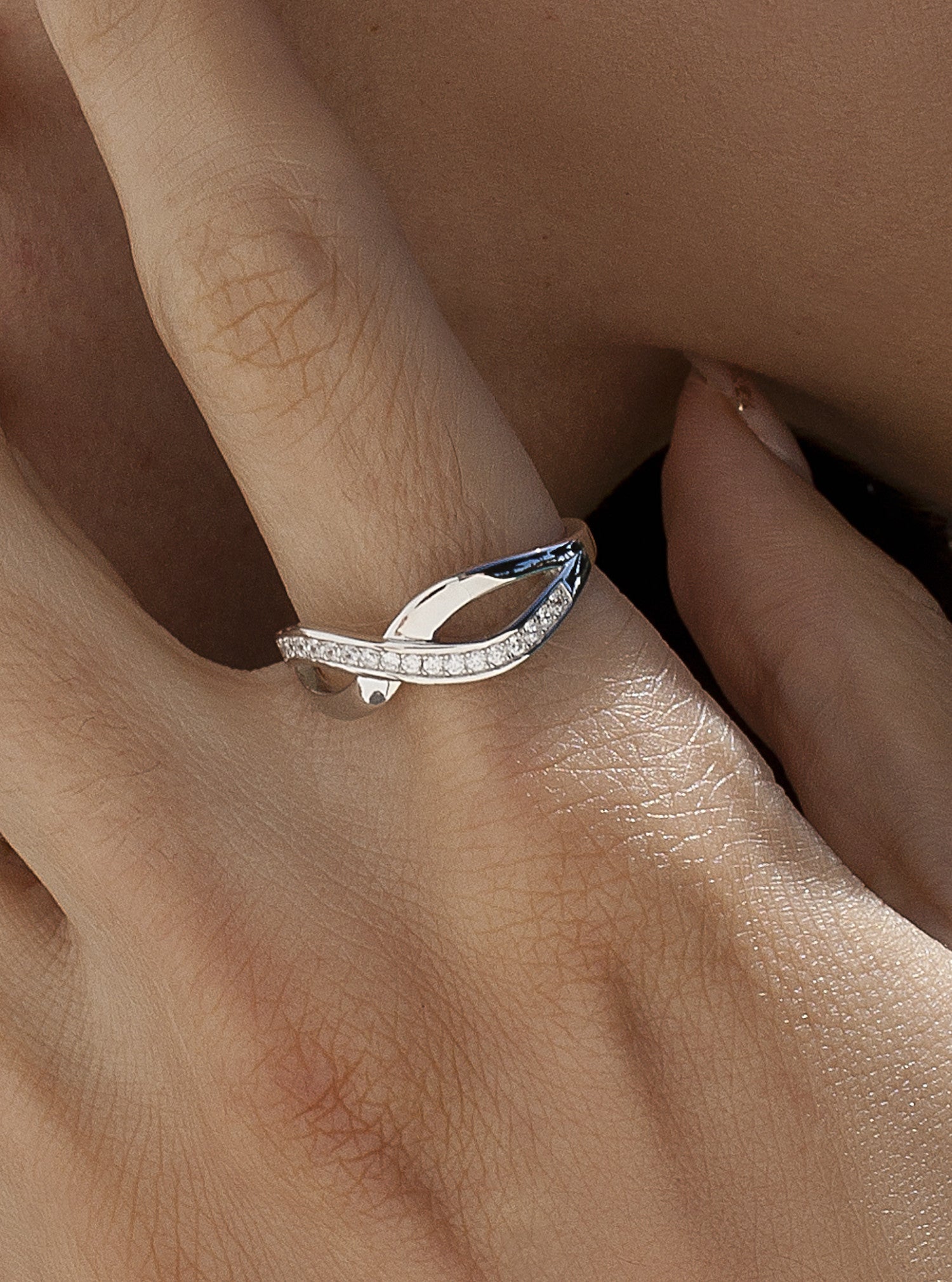 Bague ornée de lignes croisées de zirconiums cubiques