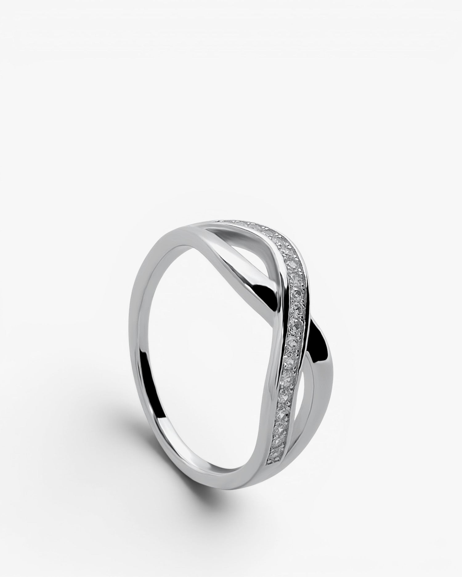 Bague ornée de lignes croisées de zirconiums cubiques