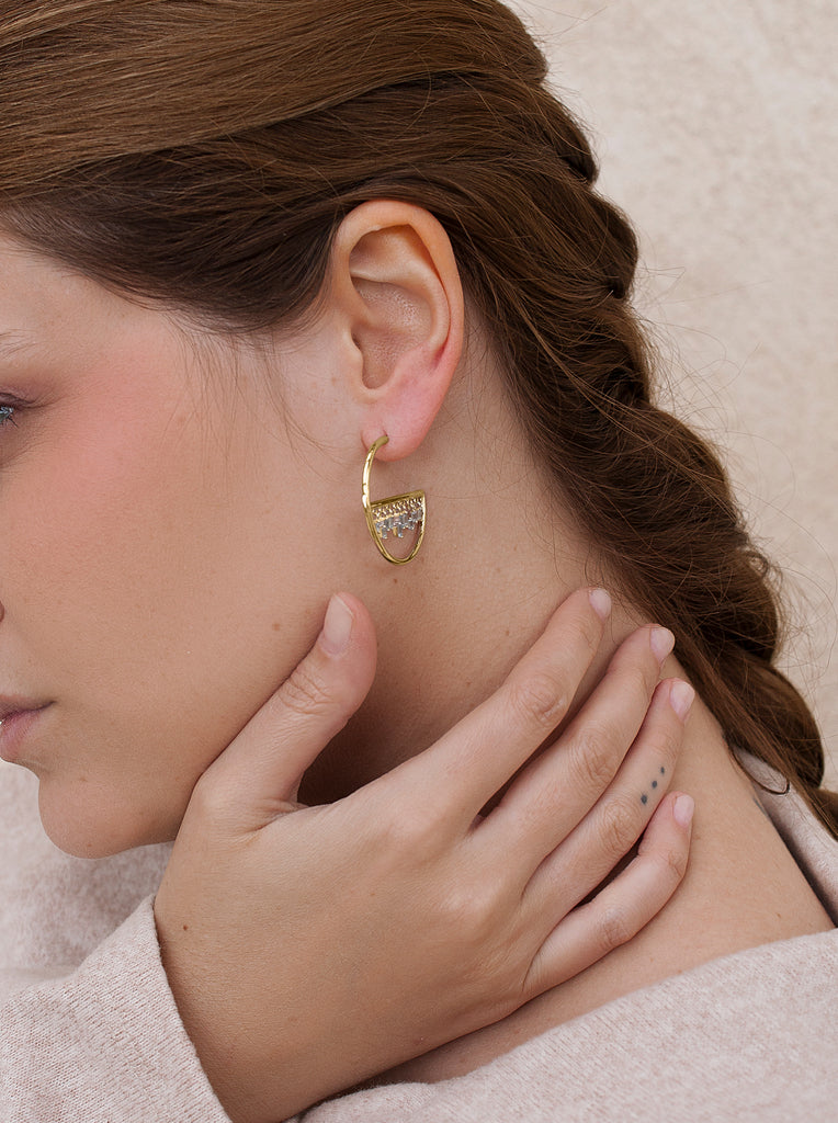 Pendientes semicirculares de plata de ley 925 con flecos de cristales azules