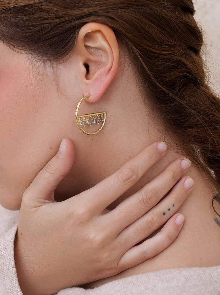 Pendientes semicirculares de plata de ley 925 con flecos de cristales azules