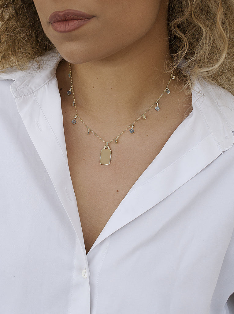 Collar de plata de ley 925 con placa rectangular y cristales azules