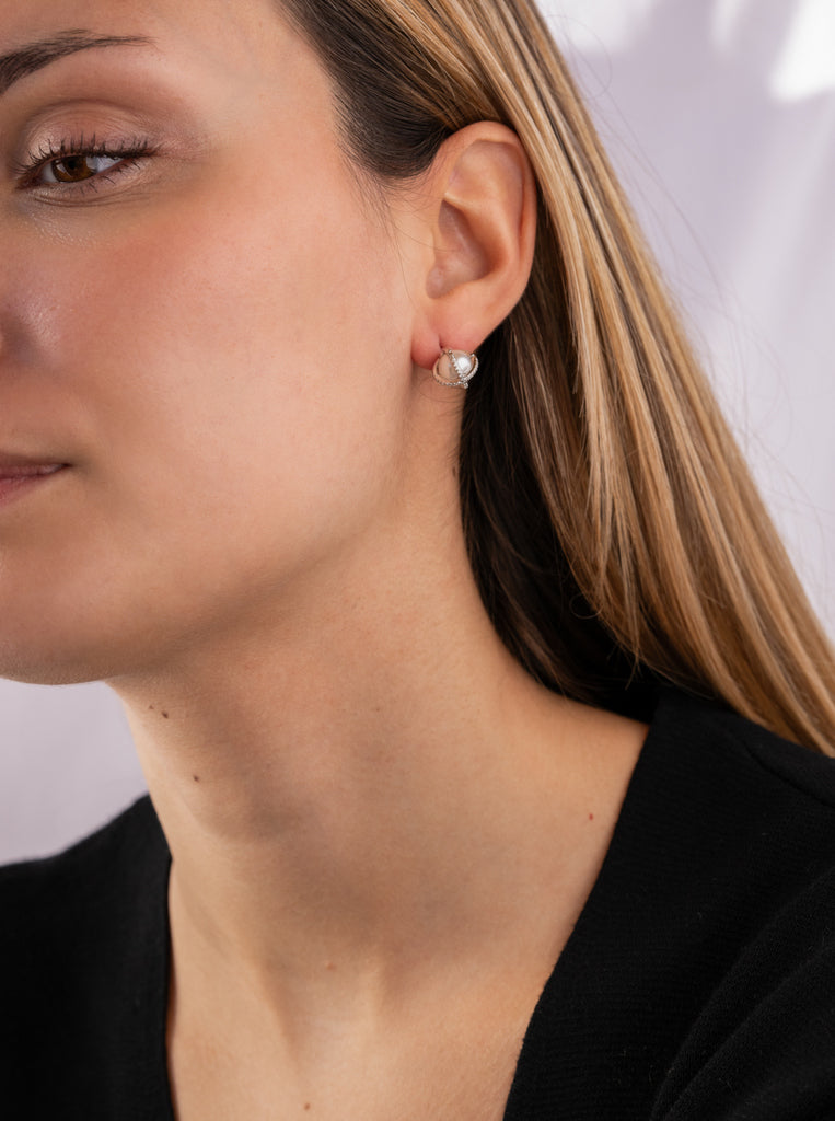 Boucles d'oreillesargent avec  croix enperle enveloppée de zircons