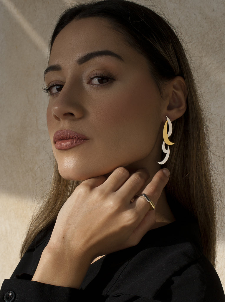 Anillo bicolor diseño cuadrado de plata y baño en oro
