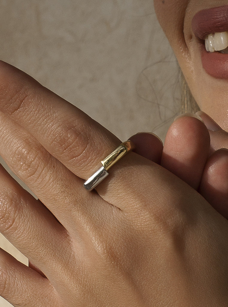 Anillo bicolor diseño cuadrado de plata y baño en oro