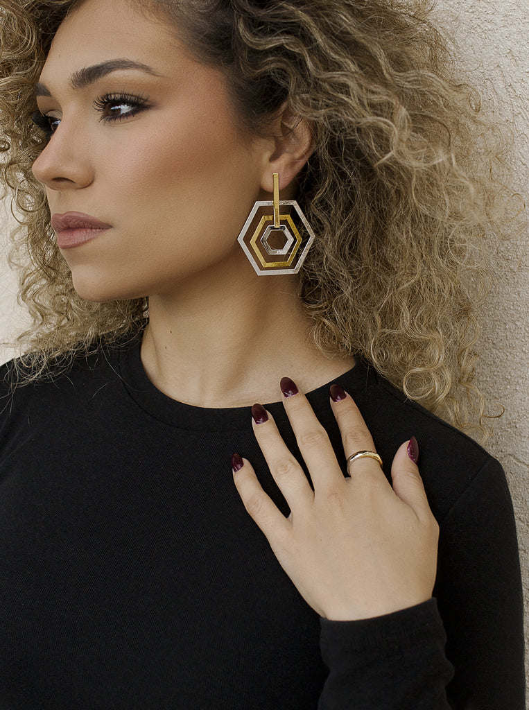 Anillo bicolor de formas orgánicas en plata y oro