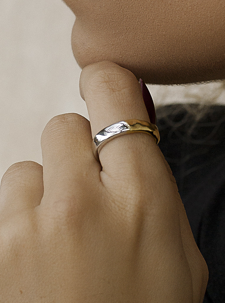 Anillo bicolor de formas orgánicas en plata y oro