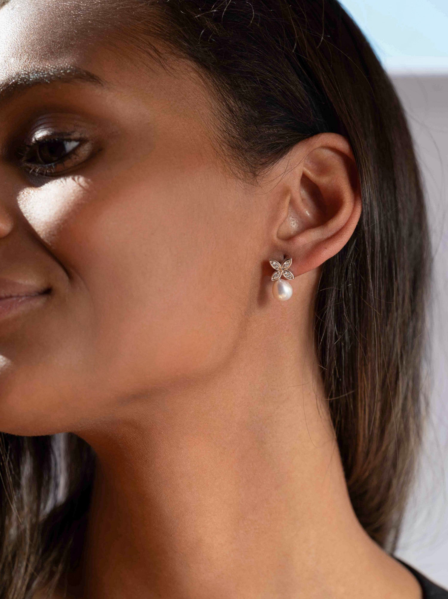 Pendientes de plata con perla blanca y flor de circonitas