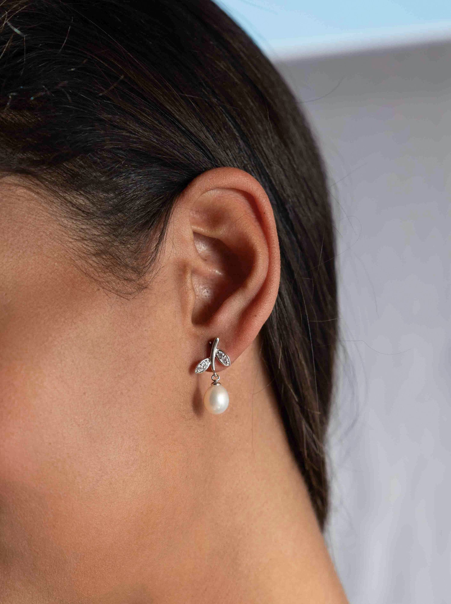 Pendientes de plata con perla blanca y hojas de circonitas