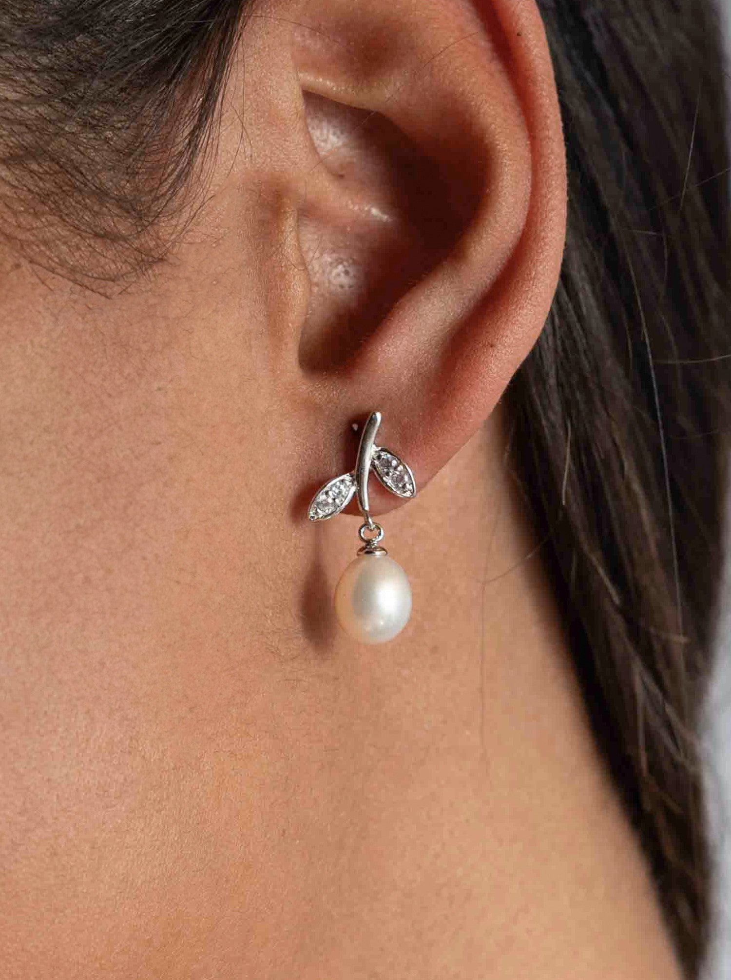 Pendientes de plata con perla blanca y hojas de circonitas