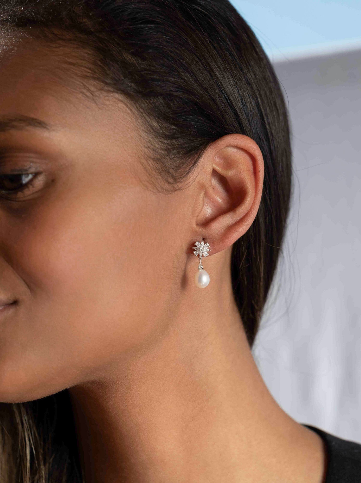 Boucles d'oreilles en argent avec perle blanche et fleur de zircons en forme de goutte