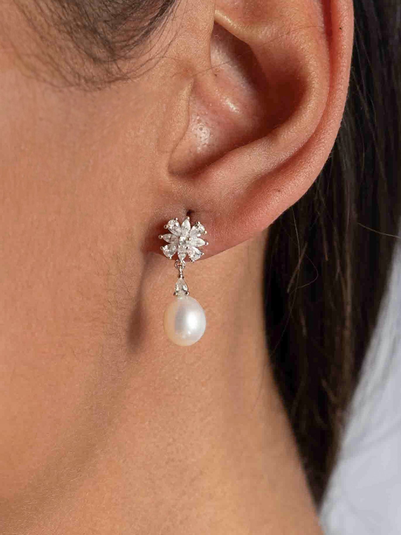 Boucles d'oreilles en argent avec perle blanche et fleur de zircons en forme de goutte