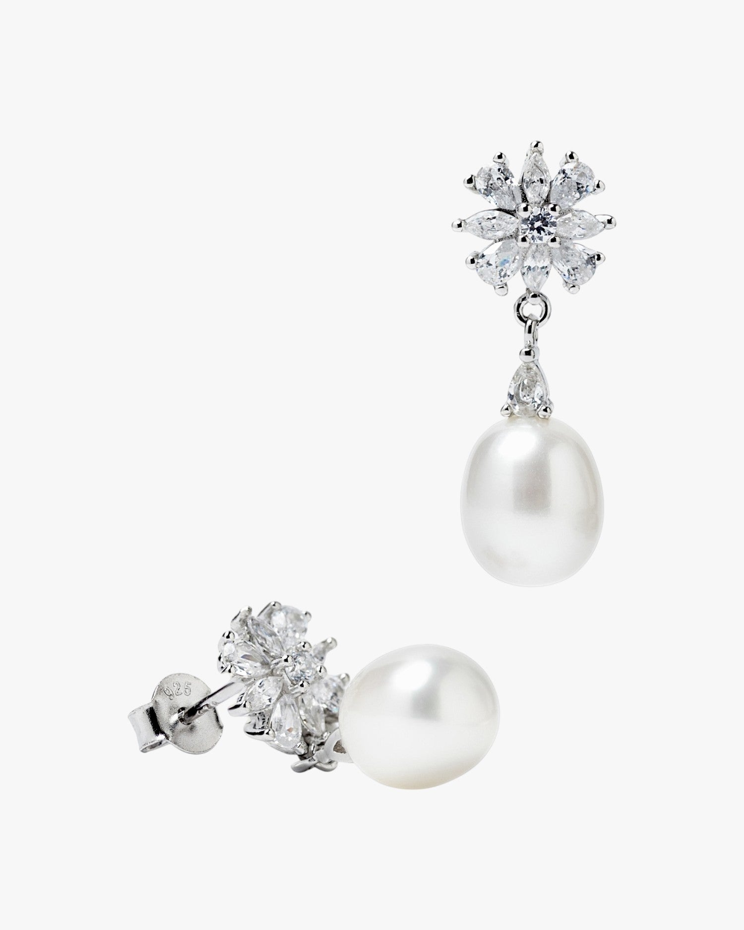 Boucles d'oreilles en argent avec perle blanche et fleur de zircons en forme de goutte