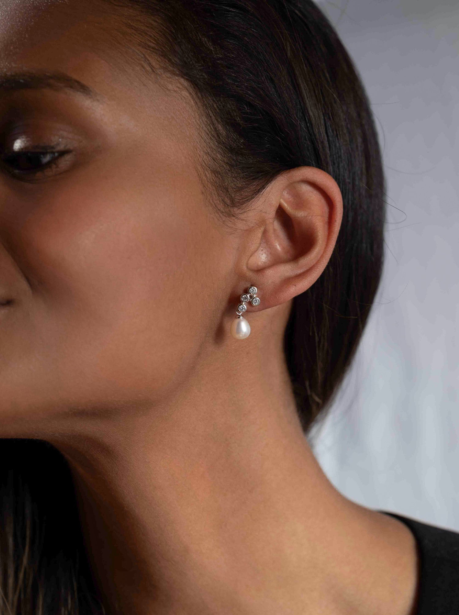 Pendientes de plata con perla blanca y circonitas en engaste redondo