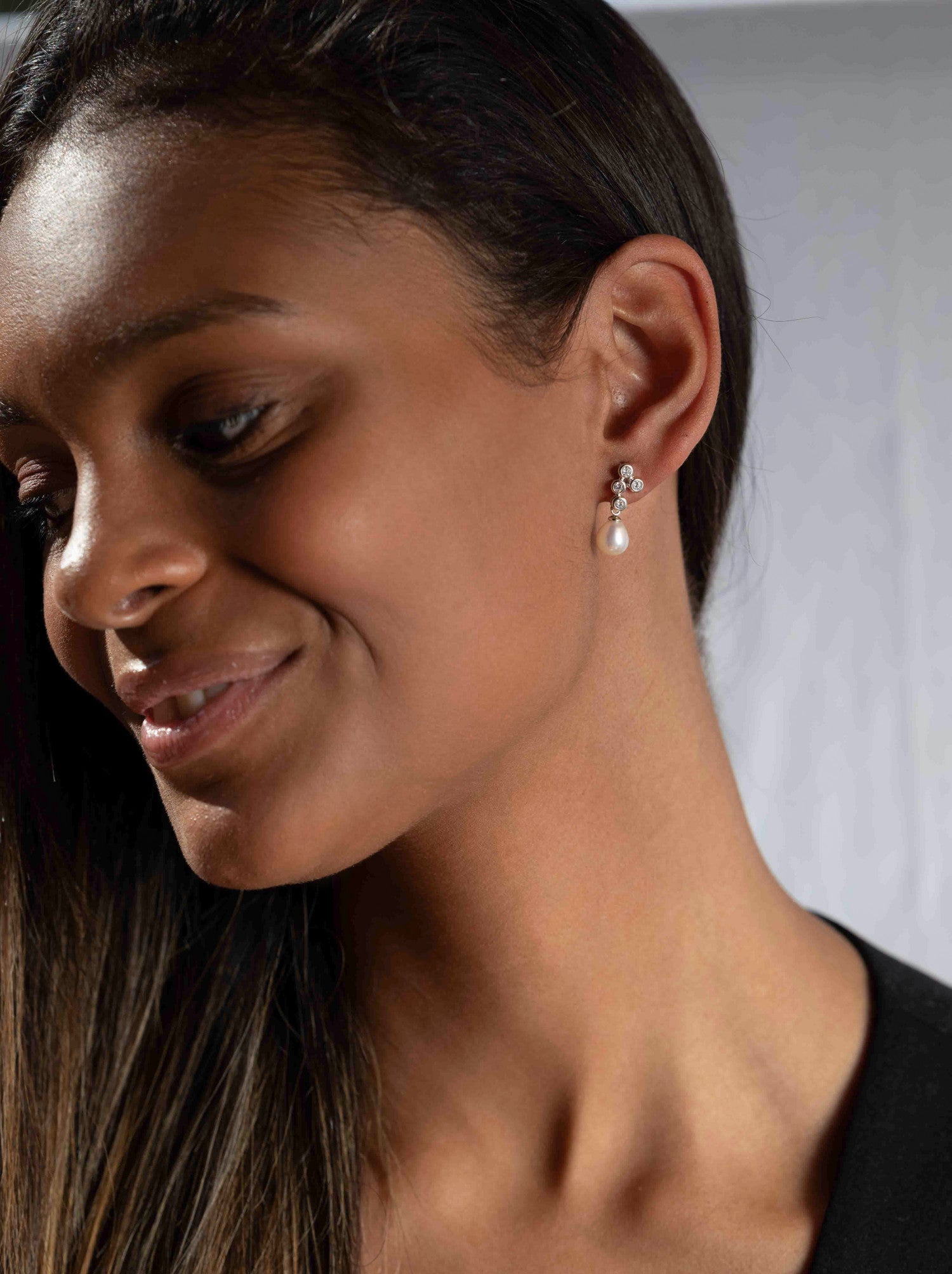 Pendientes de plata con perla blanca y circonitas en engaste redondo