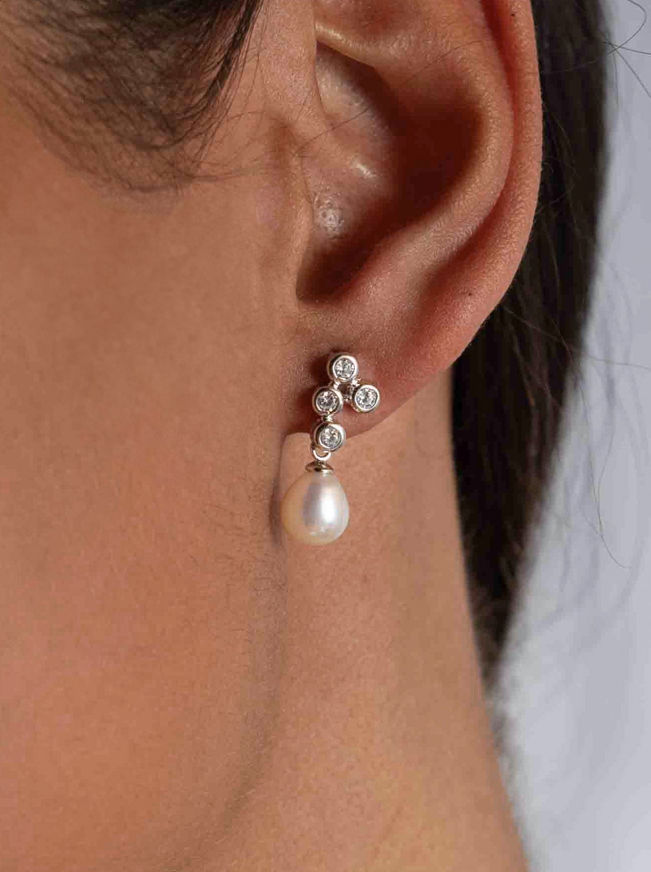 Pendientes de plata con perla blanca y circonitas en engaste redondo