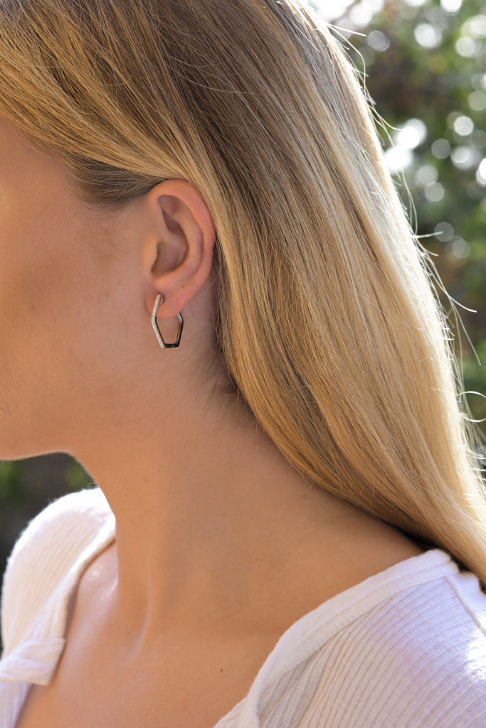 Boucles d'oreilles créoles hexagonales avec zircone cubique