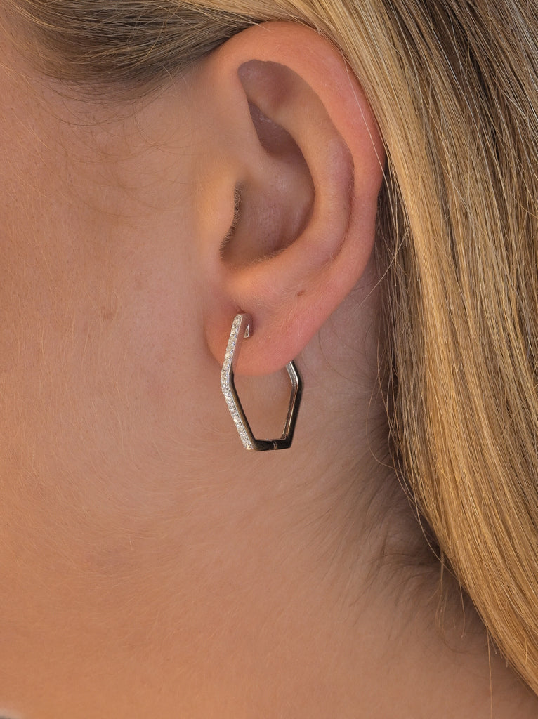 Boucles d'oreilles créoles hexagonales avec zircone cubique