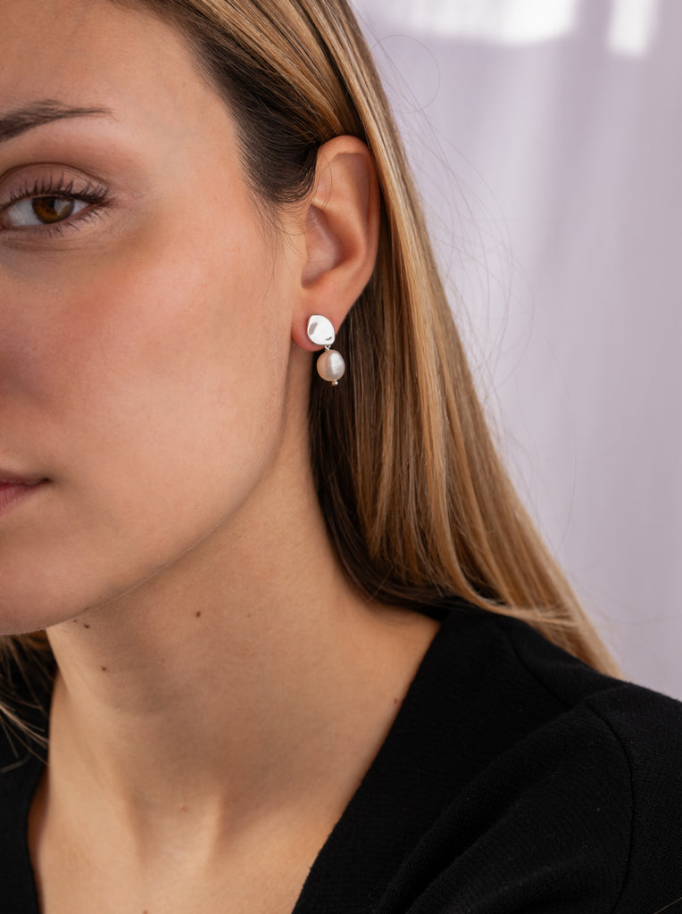 Silver earrings with a liquid-colored pendant pearl
