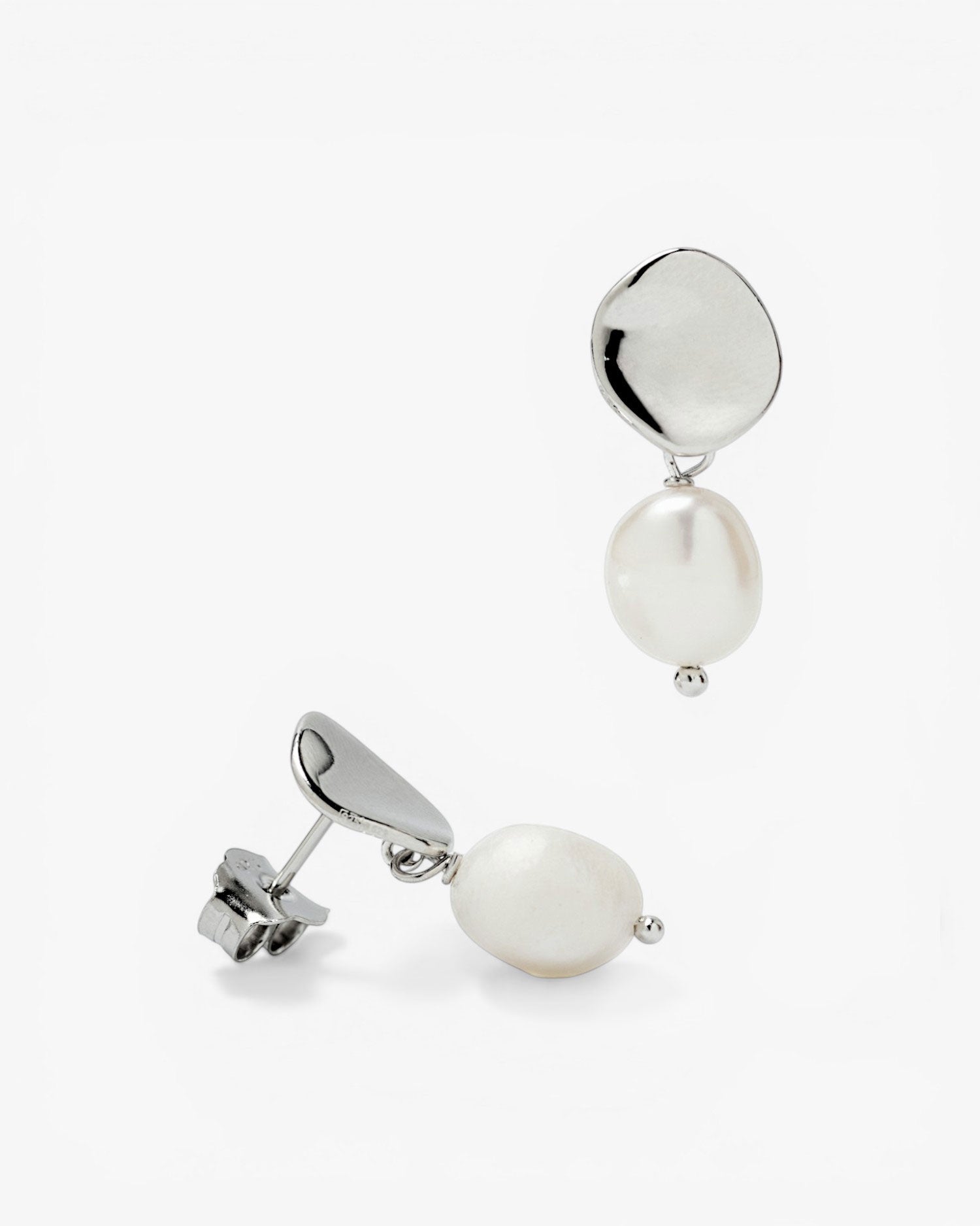 Silver earrings with a liquid-colored pendant pearl