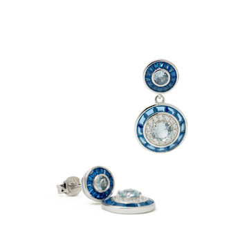 Boucles d'oreilles ornées de pierres rondes colorées dans les tons bleus.