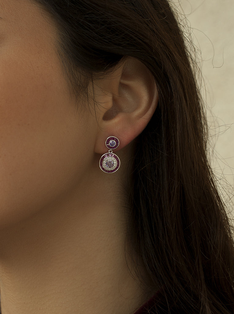 Earrings with circular colored stones in a fuchsia tone