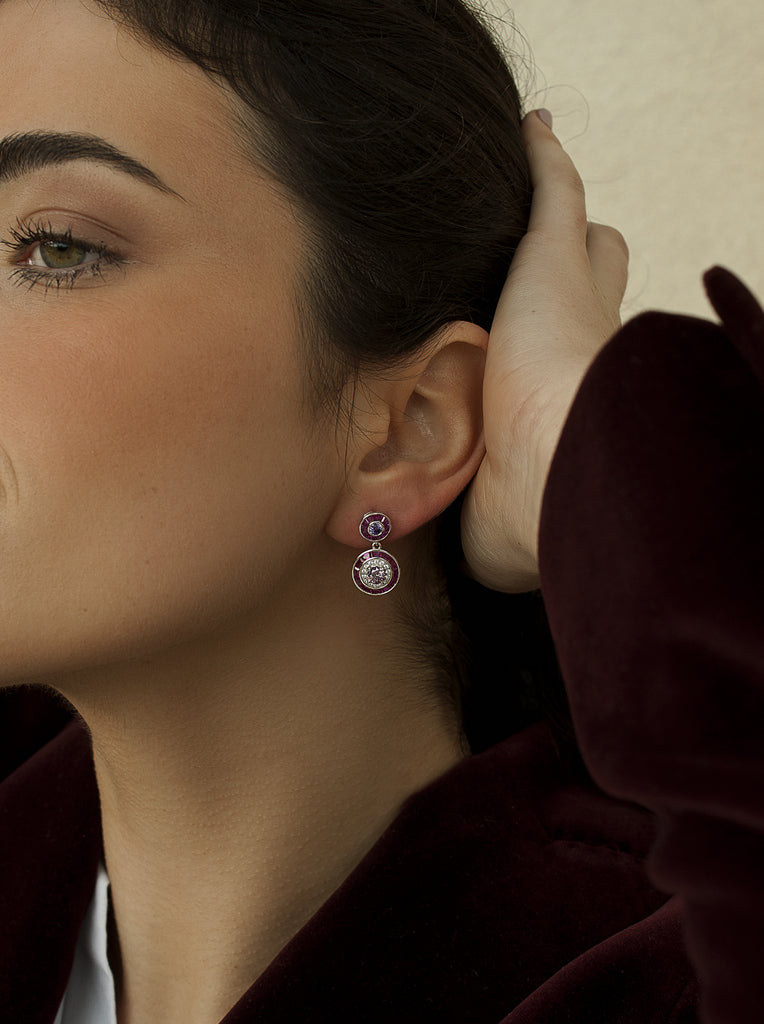 Earrings with circular colored stones in a fuchsia tone