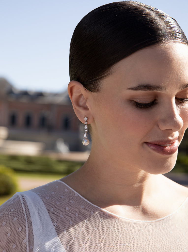 Boucles d'oreilles longues en perle argentée et zircone cubique.