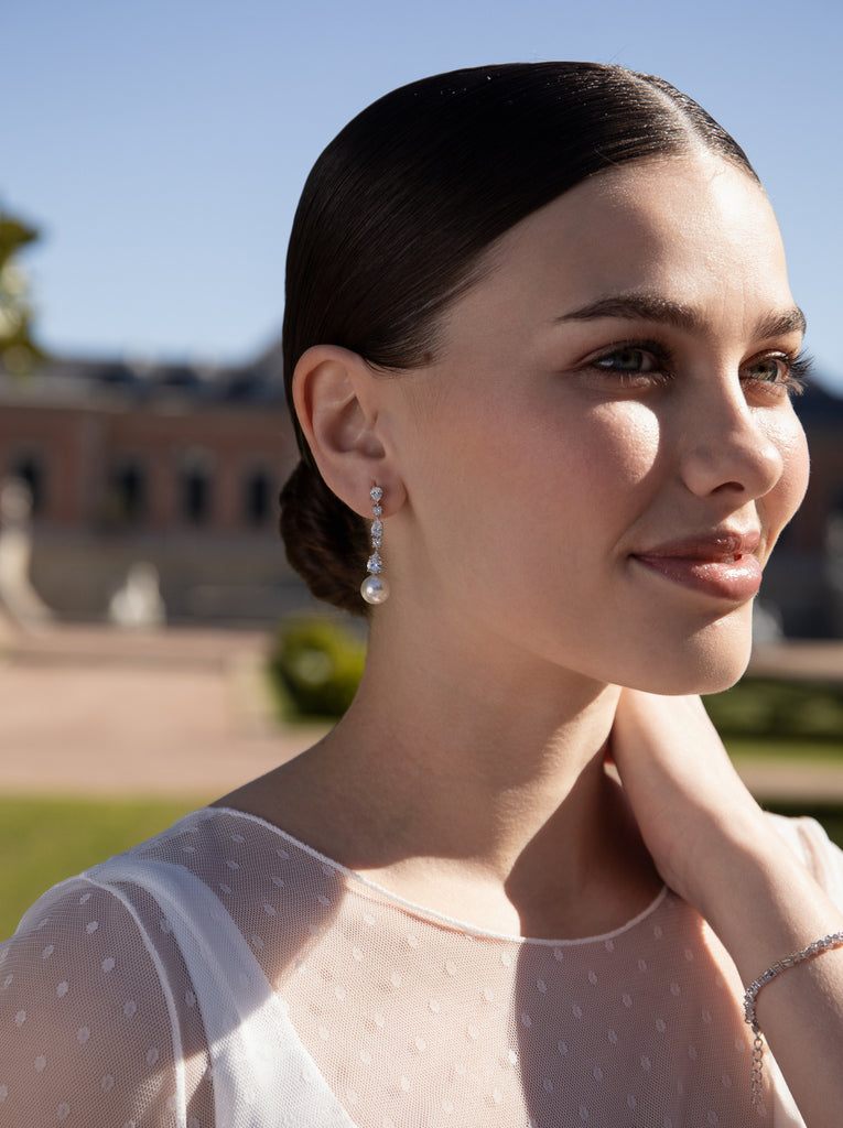 Boucles d'oreilles longues en perle argentée et zircone cubique.