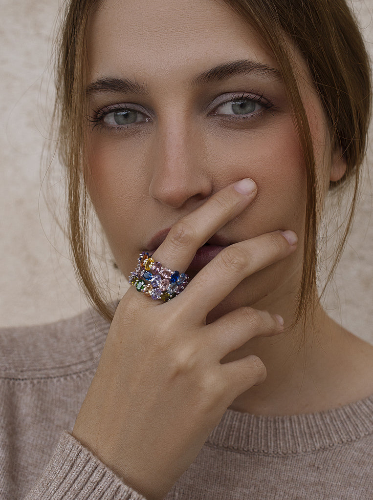 Anillos con piedras multicolor diseño romántico